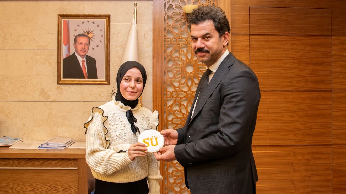 Engelli öğrencilerden Rektör Yılmaz’a anlamlı hediyeler